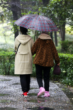 雨中打伞母女