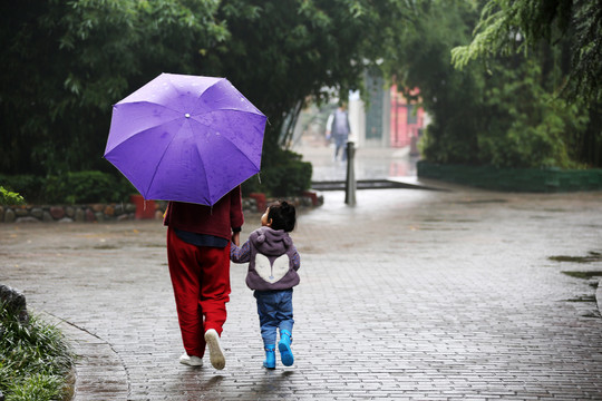 雨中打伞的母女