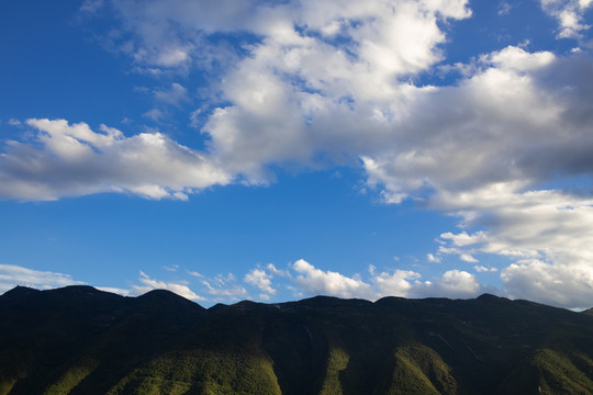 巫山山脉的蓝天白云