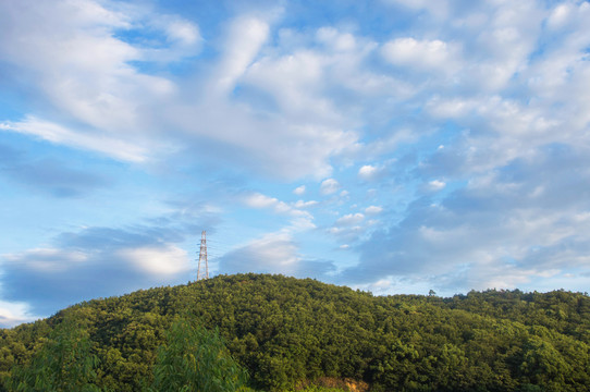 山岗铁塔多云天空