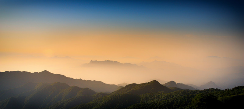 只此青绿云海山间山峦山峰