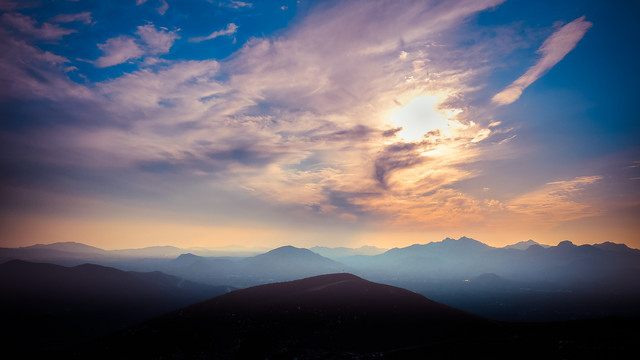 朝霞晚霞山峦剪影