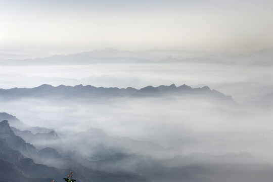 云海山峦水墨画云层