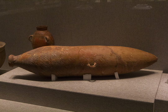新石器时代红陶束腰尖底瓶