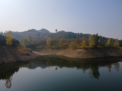 山丘湖面倒影