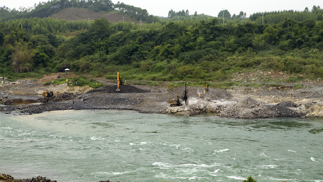 来宾城南河堤改建