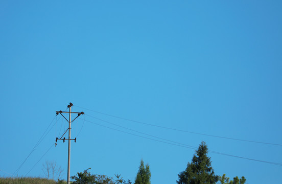 山村晴空蓝天下直立高压电线杆