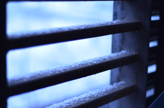 寒冷的冬日雪花落在铁栏杆上