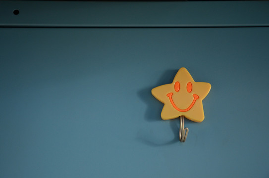 宿舍柜子上的黄色微笑挂钩