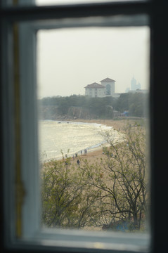青岛花石楼窗外的海边风景