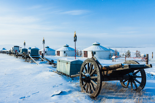 冬季雪原蒙古包勒勒车
