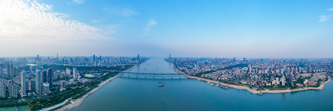航拍武汉长江大桥全景图