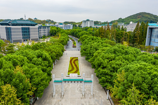 航拍武汉大学牌坊