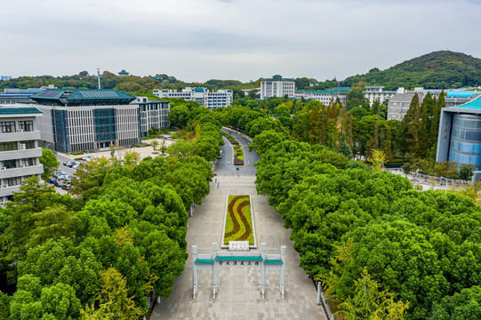 航拍武汉大学牌坊