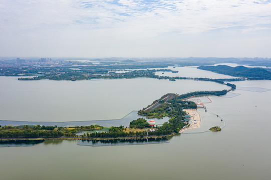 航拍武汉东湖绿道风景区湖中道