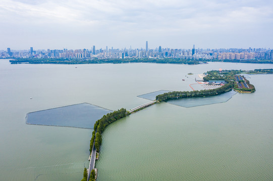 航拍武汉东湖绿道风景区湖中道