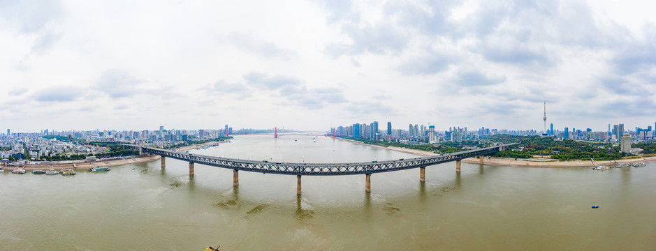航拍武汉长江大桥全景图