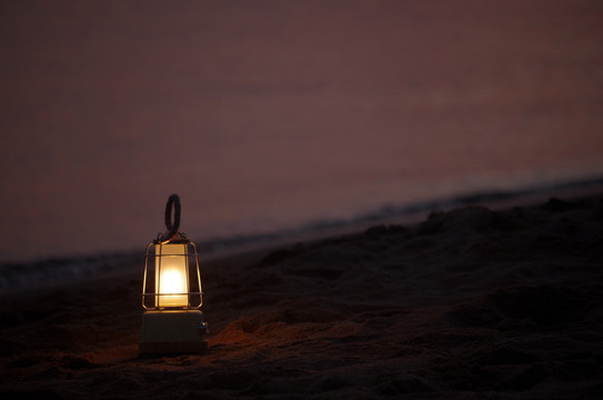 海边黄昏沙滩马灯浪漫时光