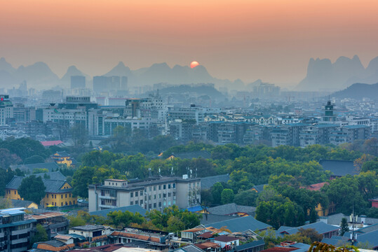 中国广西桂林城市日落风光