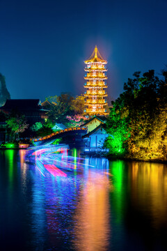 中国广西桂林木龙湖木龙塔夜景