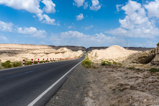 天空下的公路