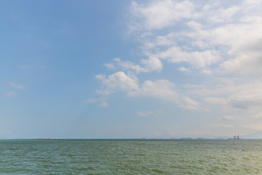 海天一线图海边蓝天