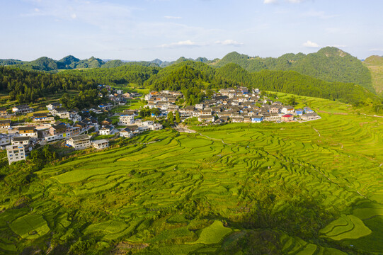 山区梯田村庄