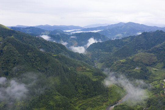 山区云雾缭绕