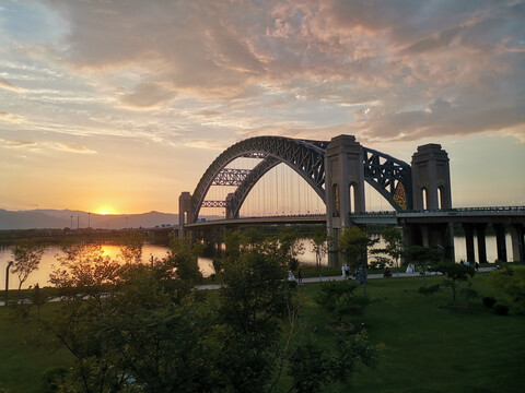 夕阳下的太原晋阳桥