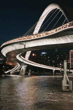 夜幕海心桥