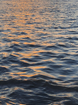 夕阳下的海浪