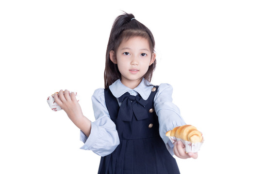 小学生女孩递美食