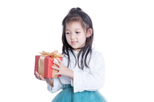 小女孩开心拿着礼物盒