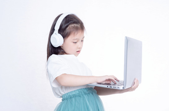 戴耳机使用电脑的小女孩