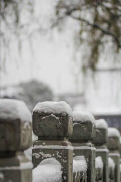 冬天校园里石柱上厚厚的积雪