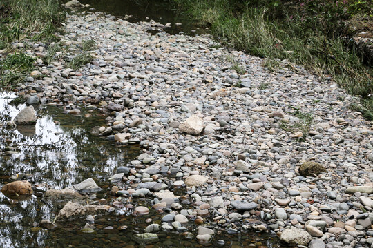 河渠里的鹅卵石