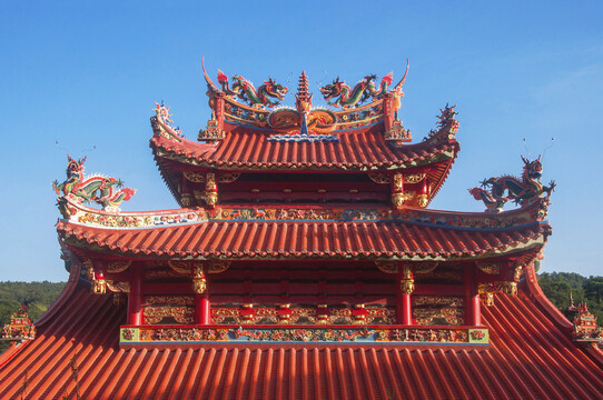 传统大殿屋顶红瓦建筑