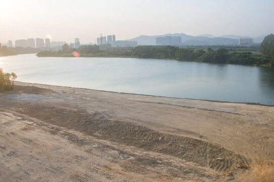 河流大堤修筑工地