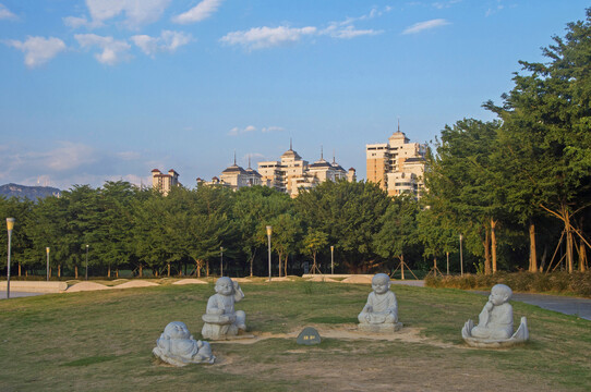 泉州北江滨公园小沙弥景观雕像