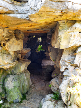 玲珑幽深的假山石洞