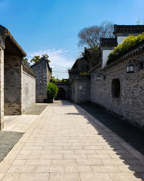 灰瓦白墙的古城小巷