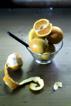 一组新鲜橙子的静物图