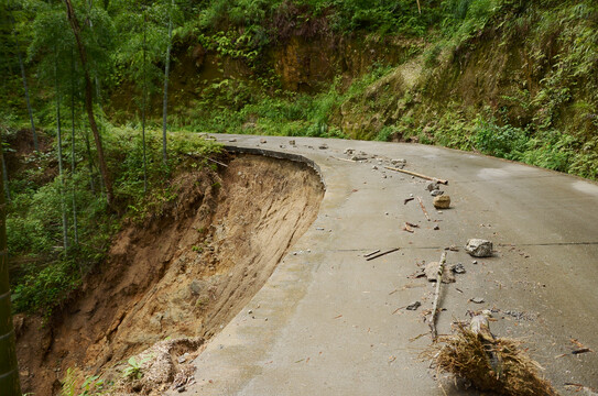 山体滑坡后坍塌的道路