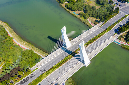 航拍郑州龙子湖公园道路桥梁