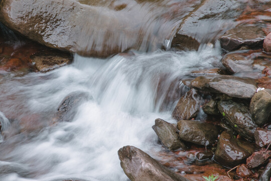 小溪流水满门