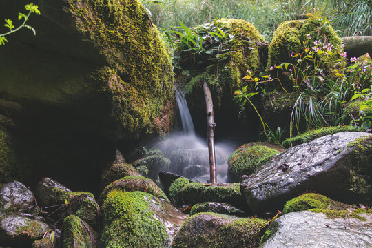 山间流水