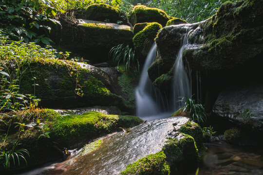 山间流水