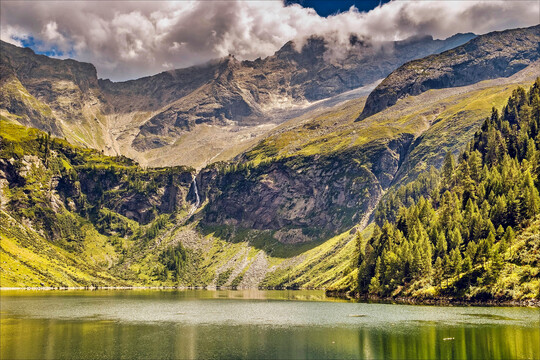 群山峻岭与山景