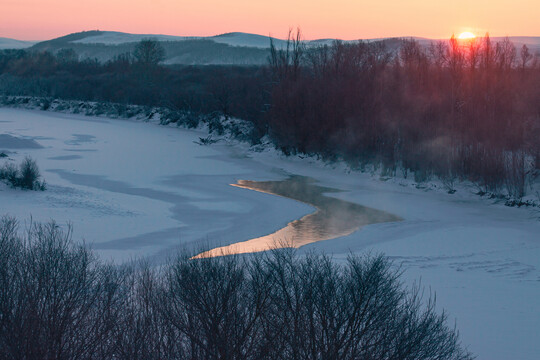 冬季清晨日出河流