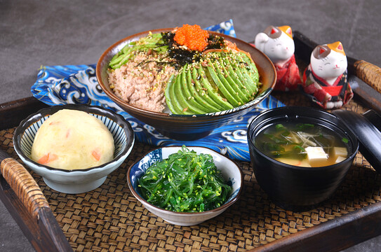 牛油果吞拿鱼饭套餐